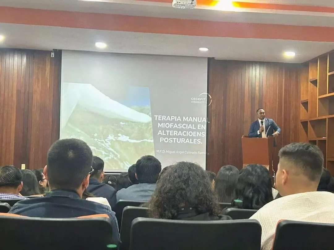 Miguel Ángel Colorado impartiendo una conferencia sobre terapia manual miofascial