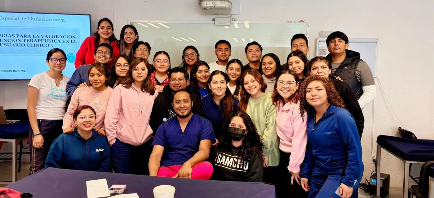 Miguel Ángel Colorado con un grupo de estudiantes de fisioterapia en el aula