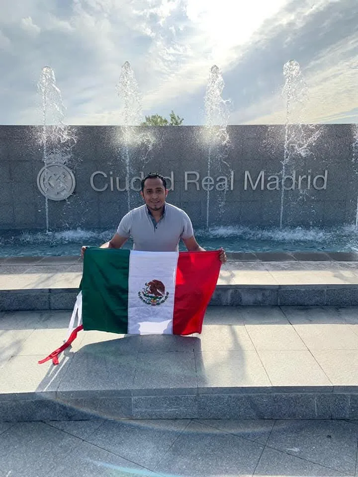 Miguel Ángel Colorado con la bandera de México en Madrid